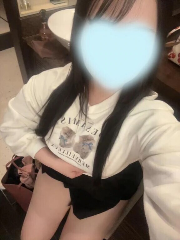 服を捲るとぷるんッと出ちゃう♡