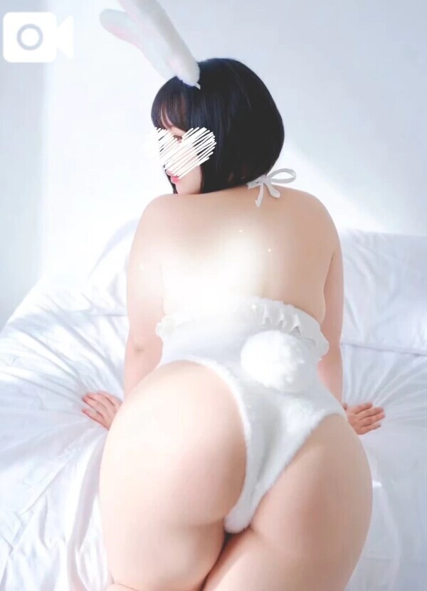 ねえっお尻揉んでよっ…///