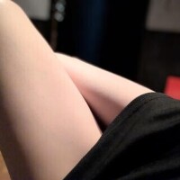 脚か、小さい胸か、食か。笑