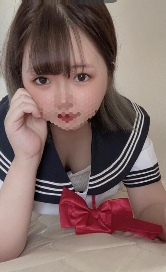 セーラ谷間すっぴん