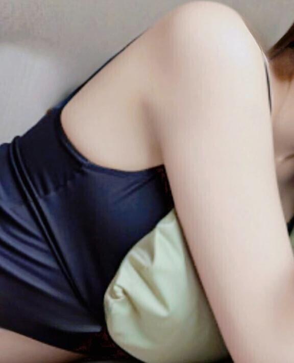 枕をムギュッと抱きしめて