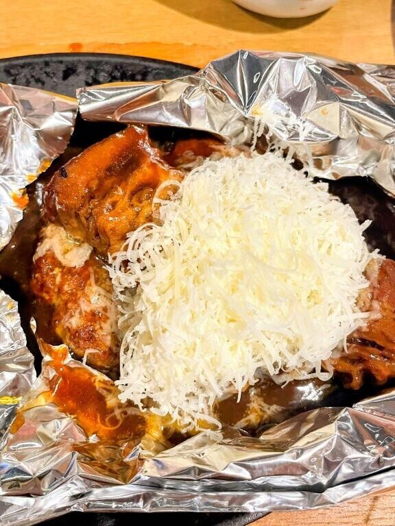  山盛りチーズの濃厚ビーフシチュー包み焼きハンバーグ?