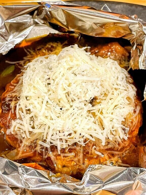  山盛りチーズの濃厚ビーフシチュー包み焼きハンバーグ?