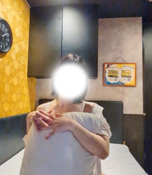 枕を抱きしめて