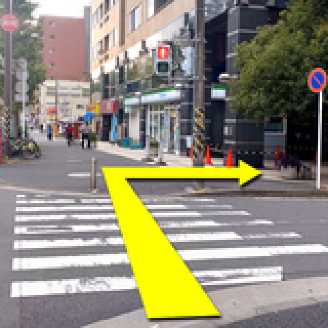 【伊勢佐木長者町駅より②】　 ファミリーマート手前を右折いたします