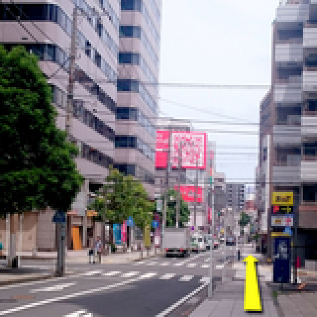 【伊勢佐木長者町駅より③】　 直進しますとミクシーの 赤い看板が見えて参りますので、手前の角に当店がございます