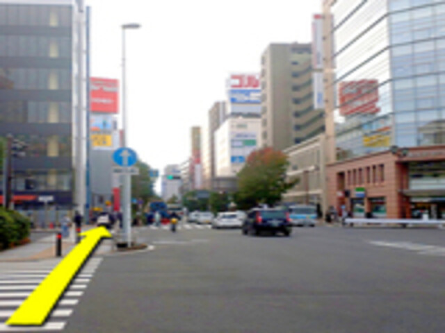 【関内駅より　②　】　 矢印の方向に7分ほど 道なりにまっすぐ進みます