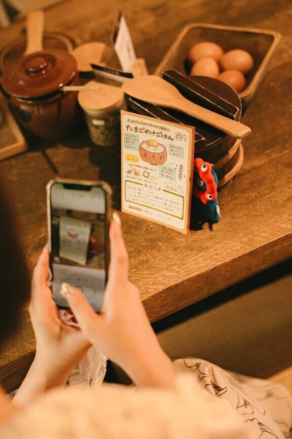 ? ミャクミャクを撮るジェシカ