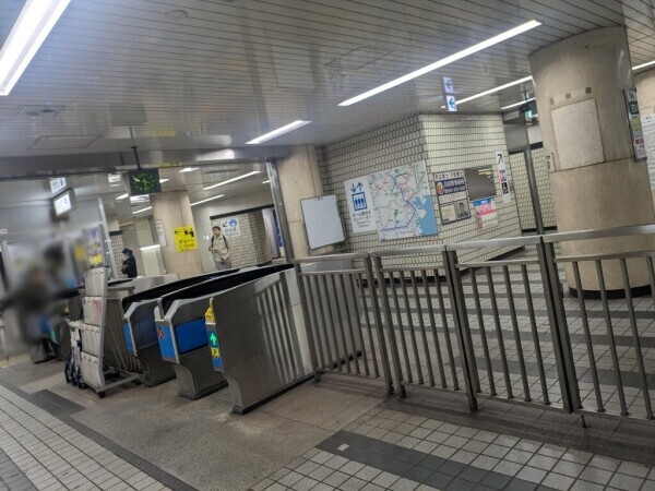 お店の近くには着いています。