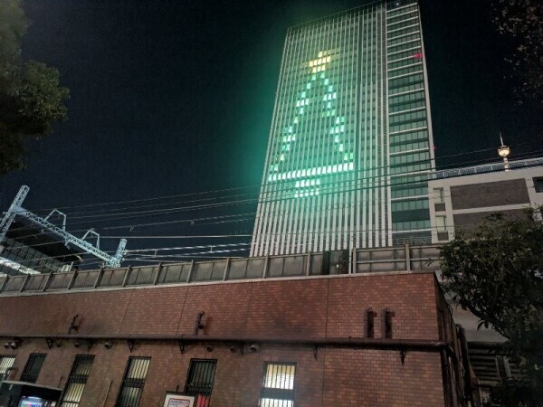 関内駅そばのビルのクリスマスイルミネーション
