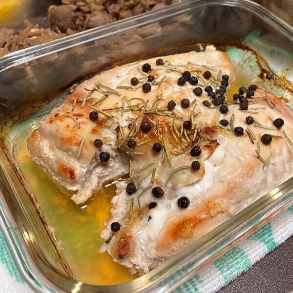 鶏ムネ肉の塩麹とハーブのオーブン焼き🌿