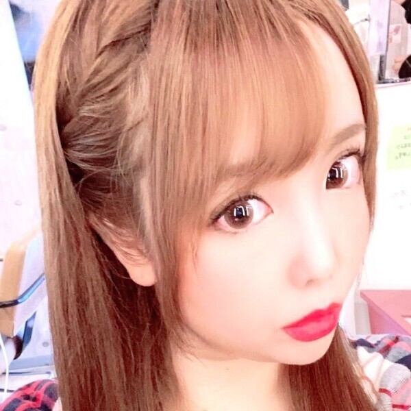 前職、AV女優。