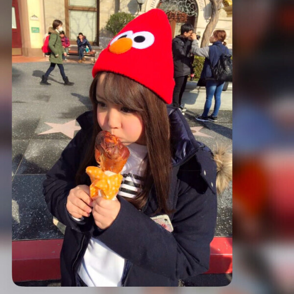 肉を食べるエルモ。