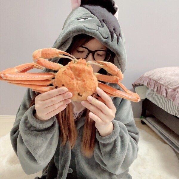 カニ自慢する女