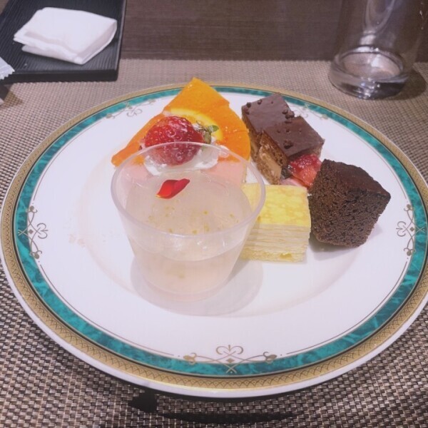 ビュッフェ楽しんでまふ