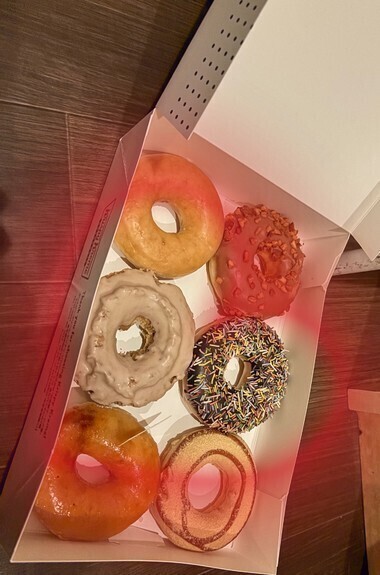 明日遅番です！