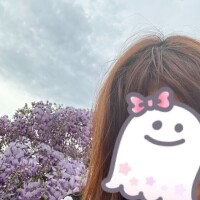 花をバックに