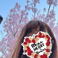 花をバックに