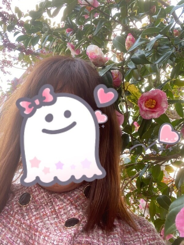 花をバックに