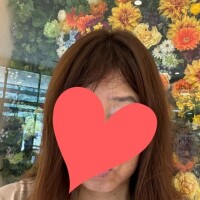 花をバックに