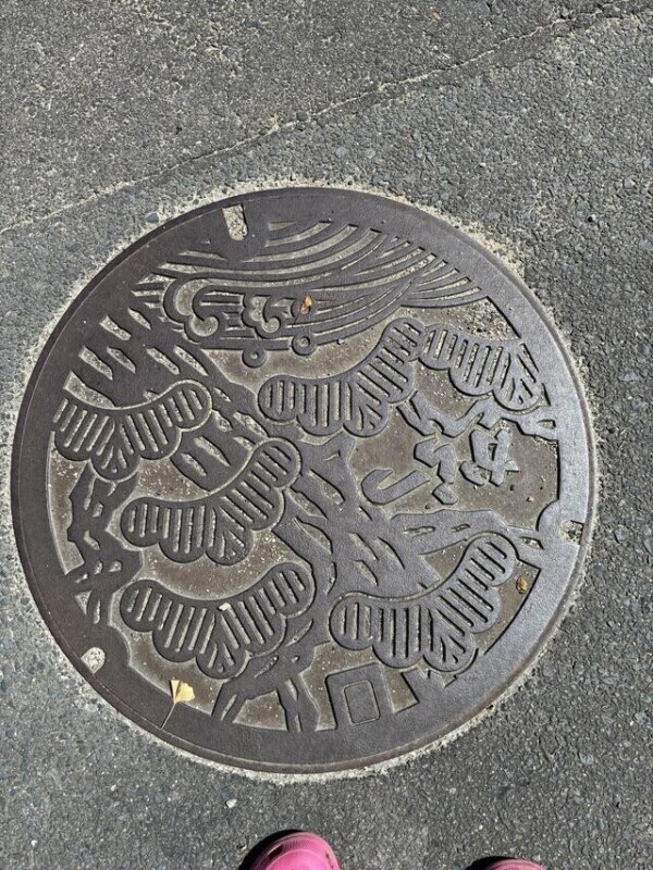 松模様のマンホール