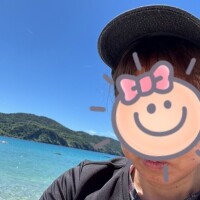 海をバックに