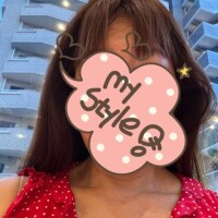 高層ビルをバックに