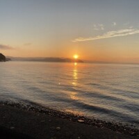 朝焼けの光の中に立つ影は