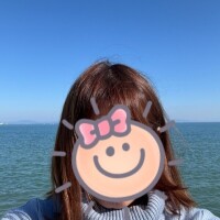 海をバックに