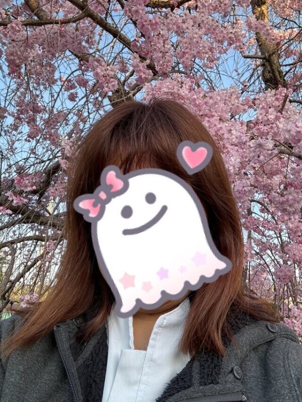 桜をバックに