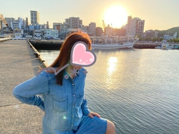 夕陽をバックに