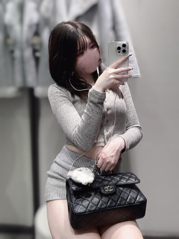 ?ニットの下は、、?