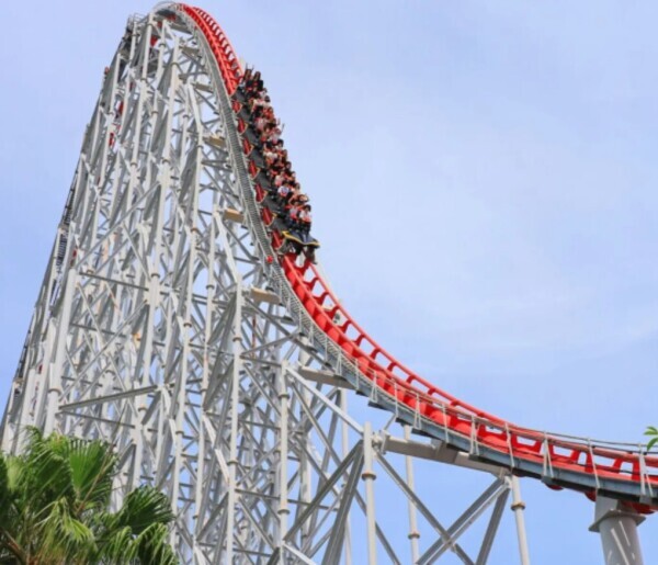 女はジェットコースター