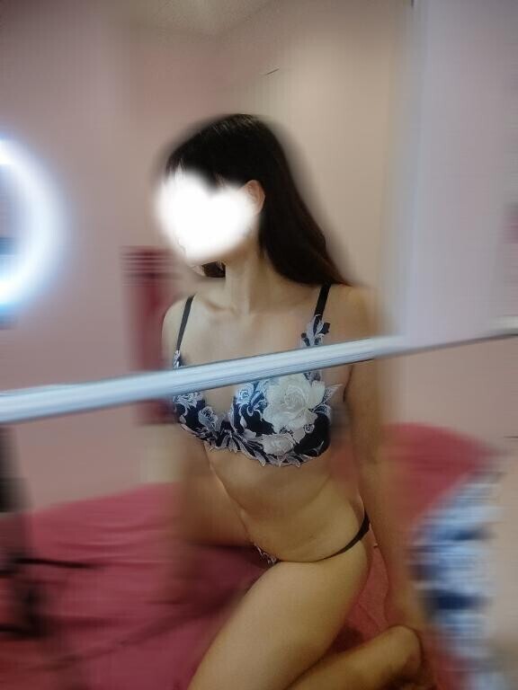 鏡越しって…