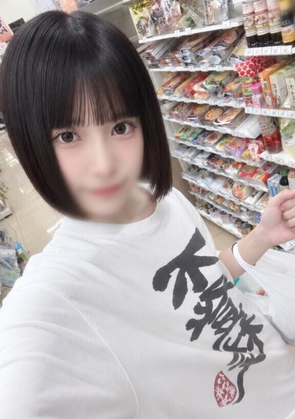変な服好きで、(⌒ ? ⌒)