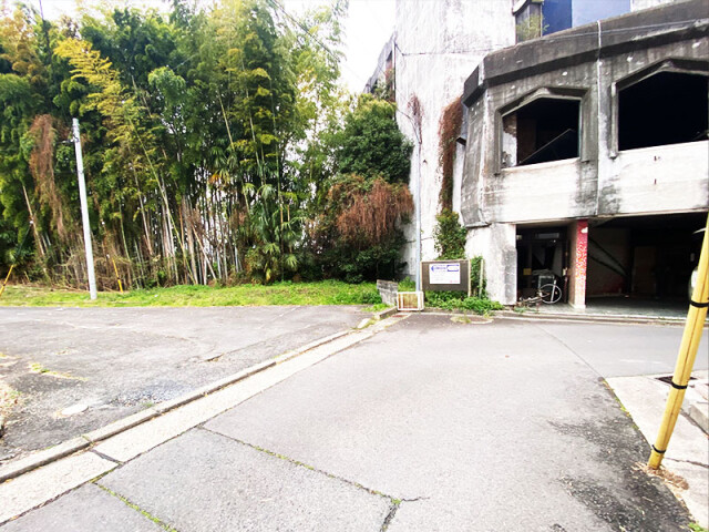 駐車場がございます。こちらが入口です