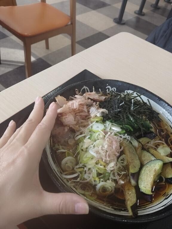 孤独のグルメ??可愛いお手々。