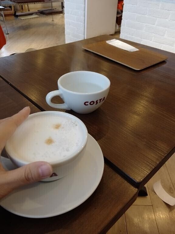 またサムッ??カフェ??ラテしてる。