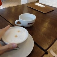 またサムッ??カフェ??ラテしてる。