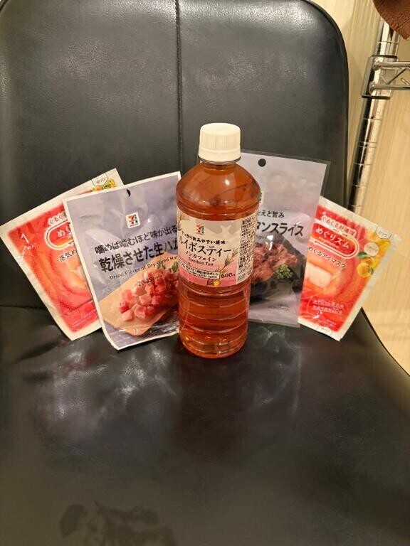 大好きな乾き物とホットアイマスク????