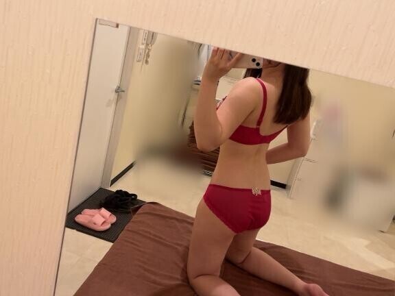 ホックを取って…