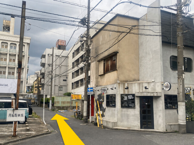 案内所の前の一方通行に入ります。