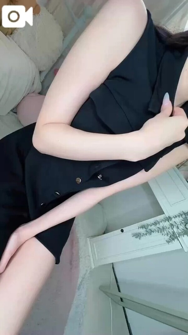 ちらり🖤