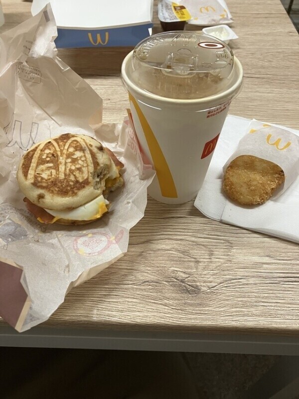 出勤ー！からの朝ごはん♥️