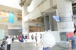 JR千葉駅の東口改札を出るとロータリーがあります。