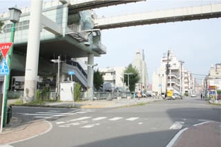 しばらく進むと千葉都市モノレール栄町駅にぶつかりますので、高架下を通過します。
