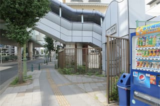 高架下を通過したら左折します。千葉都市モノレール栄町駅をご利用の方は出入口1の場所になります。