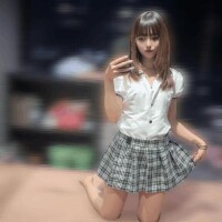 制服着てます