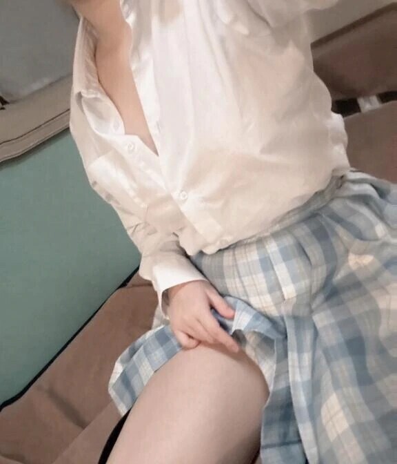 制服ってちょっとはだけてるぐらいがえ〇いよね🤭