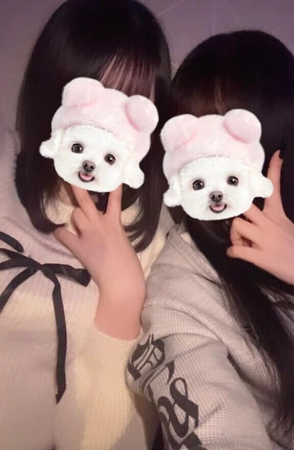 👭🏻💗